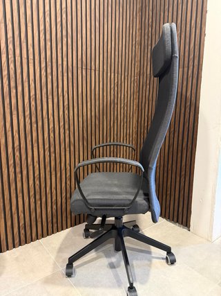 Silla de oficina ergonómica negra