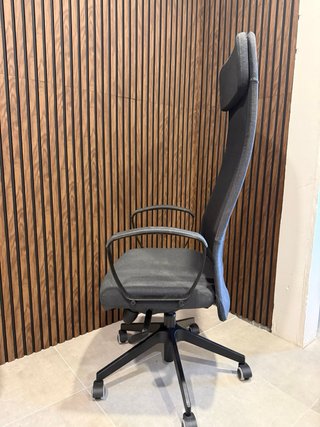 Silla de oficina ergonómica negra