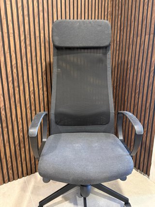 Silla de oficina ergonómica negra