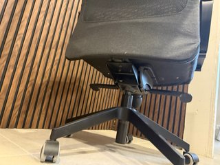Silla de oficina ergonómica negra