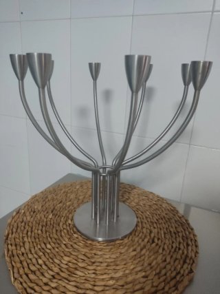Candelabro de metal plateado