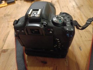 Canon EOS 750D + Lente 18-55mm + Grip