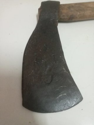 Hacha antigua de metal y madera