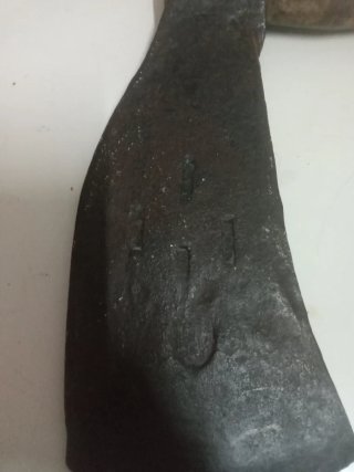 Hacha antigua de metal y madera