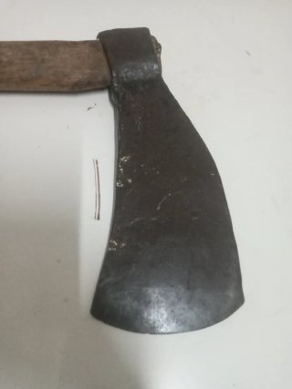 Hacha antigua de metal y madera
