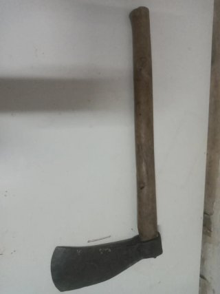 Hacha antigua de metal y madera