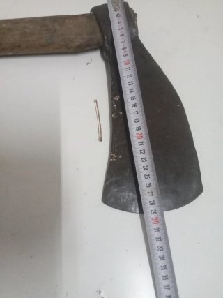 Hacha antigua de metal y madera