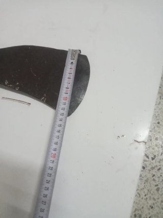 Hacha antigua de metal y madera