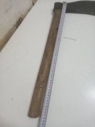 Hacha antigua de metal y madera