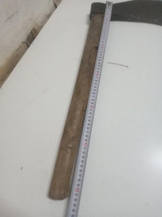Hacha antigua de metal y madera