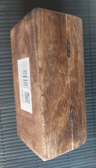 Baúl de madera con detalles metálicos