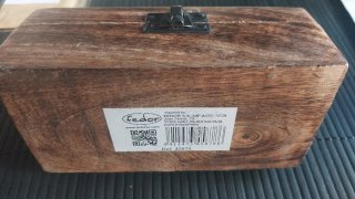 Baúl de madera con detalles metálicos