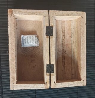 Baúl de madera con detalles metálicos