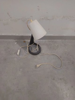 Lámpara de mesa gris y blanca