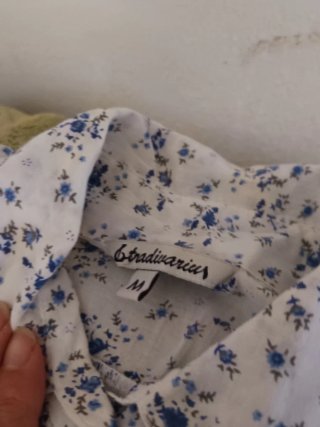 Blusa floral azul y blanca