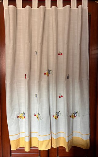 Cortina de cocina bordada frutas.