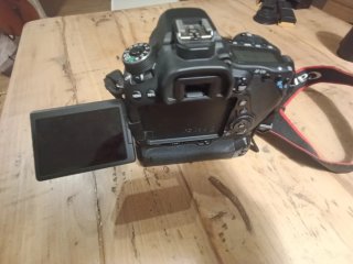 Canon EOS 80D + Lente 18-55mm + Grip