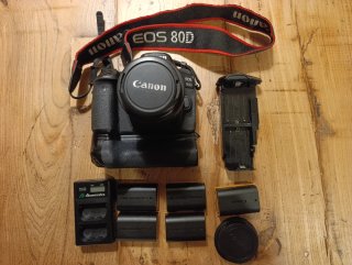 Canon EOS 80D + Lente 18-55mm + Grip