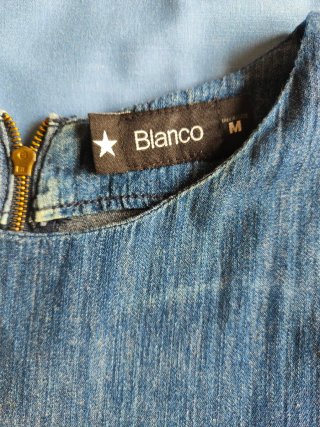 Vestido vaquero talle bajo y falda Volantes