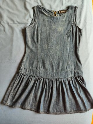 Vestido vaquero talle bajo y falda Volantes