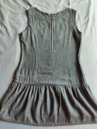 Vestido vaquero talle bajo y falda Volantes
