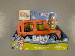 Coche Bluey 4x4 con figura Chilli