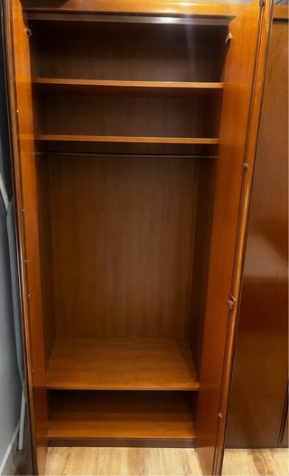Dormitorio nogal: armario, cama, mesillas y cómoda