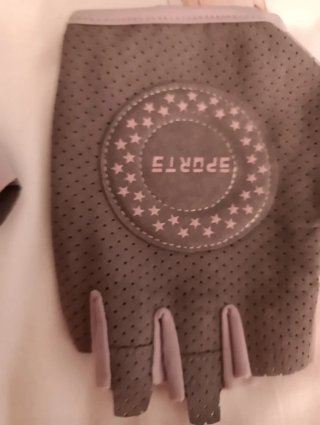 Guantes deportivos sin dedos grises y rosas