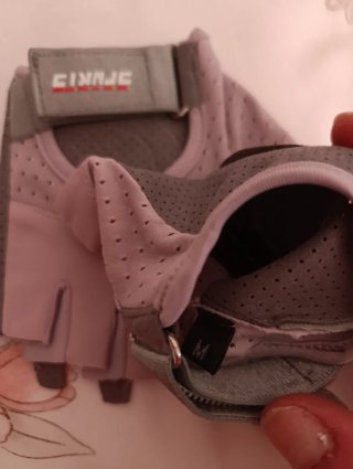 Guantes deportivos sin dedos grises y rosas