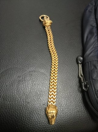 Cadena de mano estilo lobo dorada