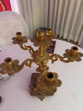 Candelabro de latón con base de mármol