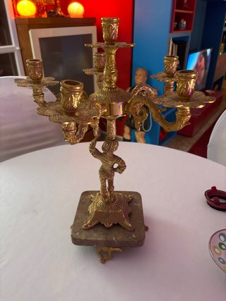 Candelabro de latón con base de mármol