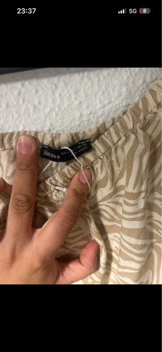 Vestido Bershka hombros descubiertos estampado ceb