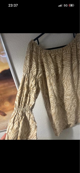 Vestido Bershka hombros descubiertos estampado ceb