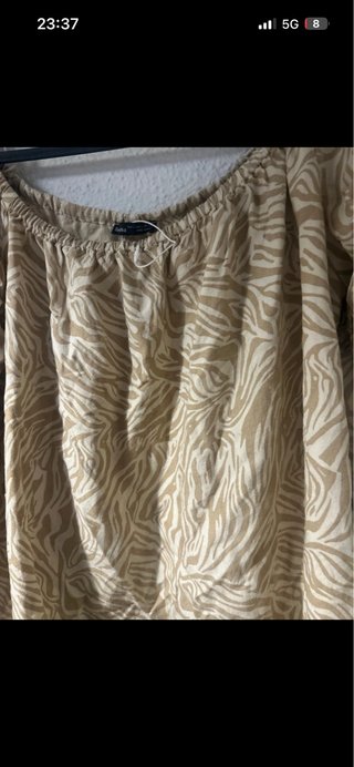 Vestido Bershka hombros descubiertos estampado ceb