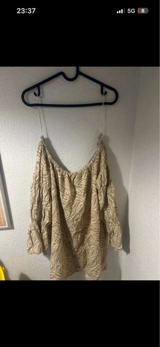 Vestido Bershka hombros descubiertos estampado ceb