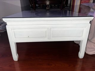 Mesa de centro blanca con tapa de cristal