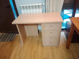 Escritorio de madera color nogal