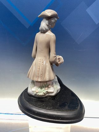 Porcelana Casades, Caballero tocando el laut, made in spain, peana de madera 22 cm