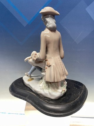 Porcelana Casades, Caballero tocando el laut, made in spain, peana de madera 22 cm