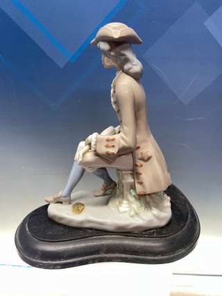 Porcelana Casades, Caballero tocando el laut, made in spain, peana de madera 22 cm