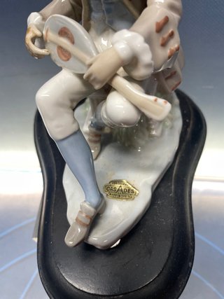 Porcelana Casades, Caballero tocando el laut, made in spain, peana de madera 22 cm