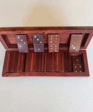Dominó de madera con detalles dorados