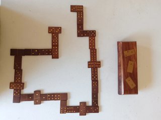 Dominó de madera con detalles dorados