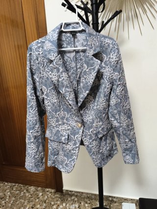 Chaqueta SHEIN gris y blanca con dibujos