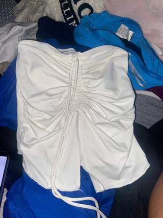 Top Bershka blanco sin tirantes