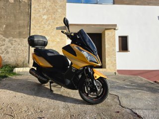 Cambio Kymco Superdink 125 por coche.