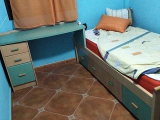 Escritório juvenil com cama e gavetas