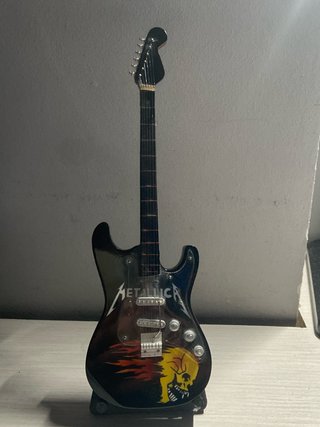 Mini Guitarra Metallica + Soporte
