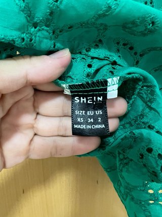Top Shein verde con nudo